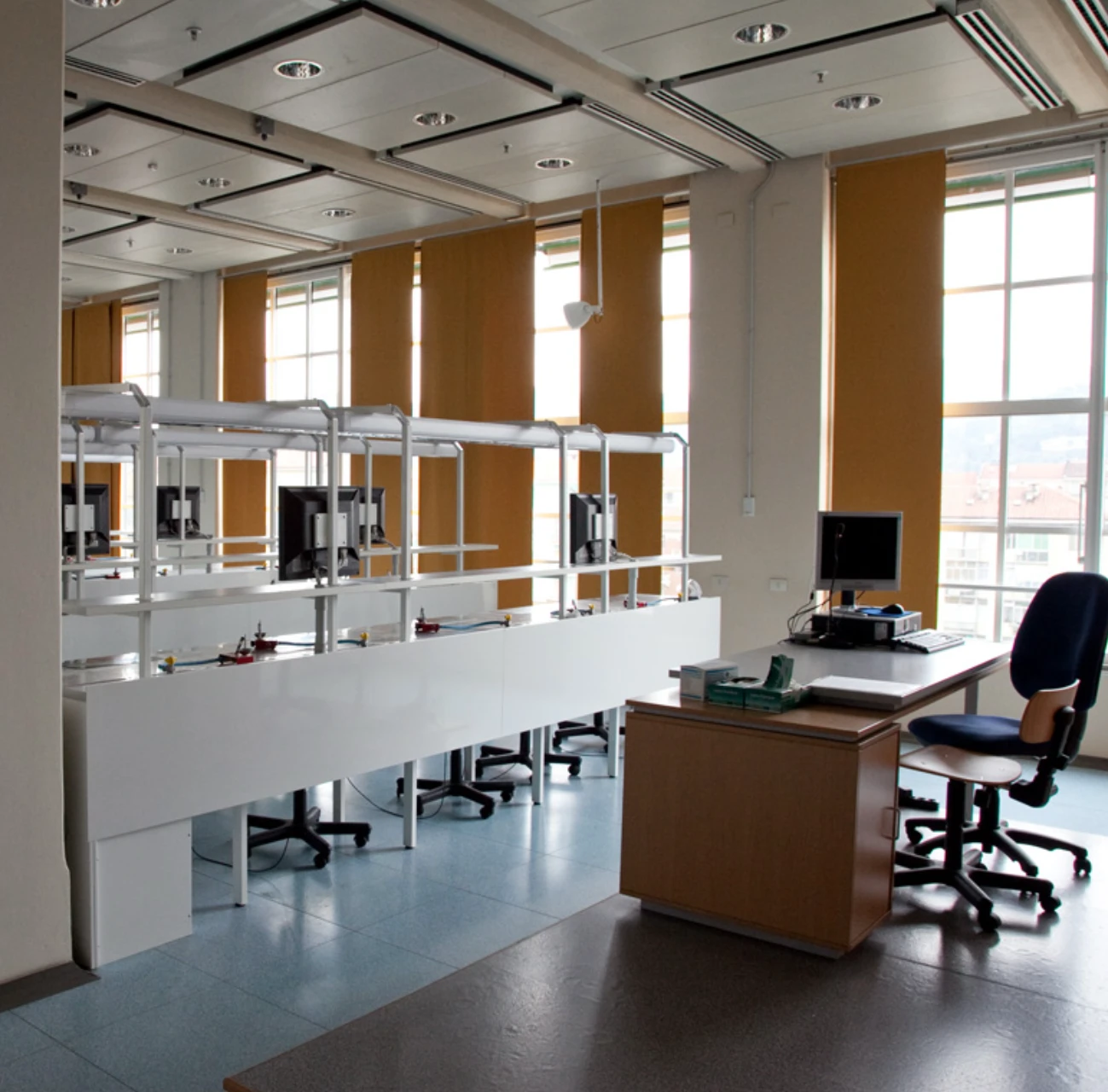 centro-commerciale-lingotto-dental-school Laboratorio Dental School all’interno del centro Lingotto Torino, banchi attrezzati con computer e ampie finestre luminose.