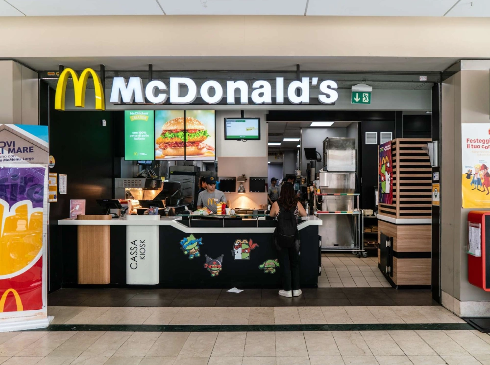 Fast food McDonald's bancone Lingotto Torino