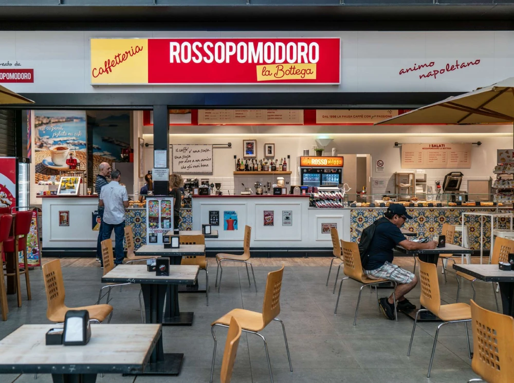 Caffetteria Rossopomodoro Lingotto Torino tavoli esterni