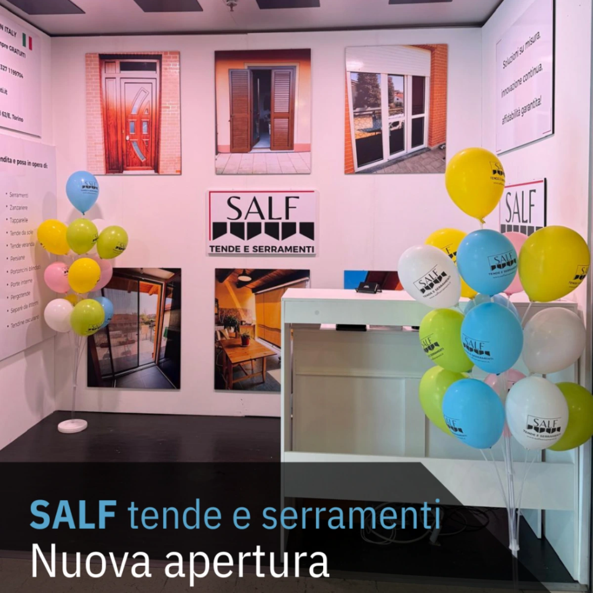 Stand espositivo SALF tende e serramenti con immagini di porte, finestre e palloncini colorati per la nuova apertura.