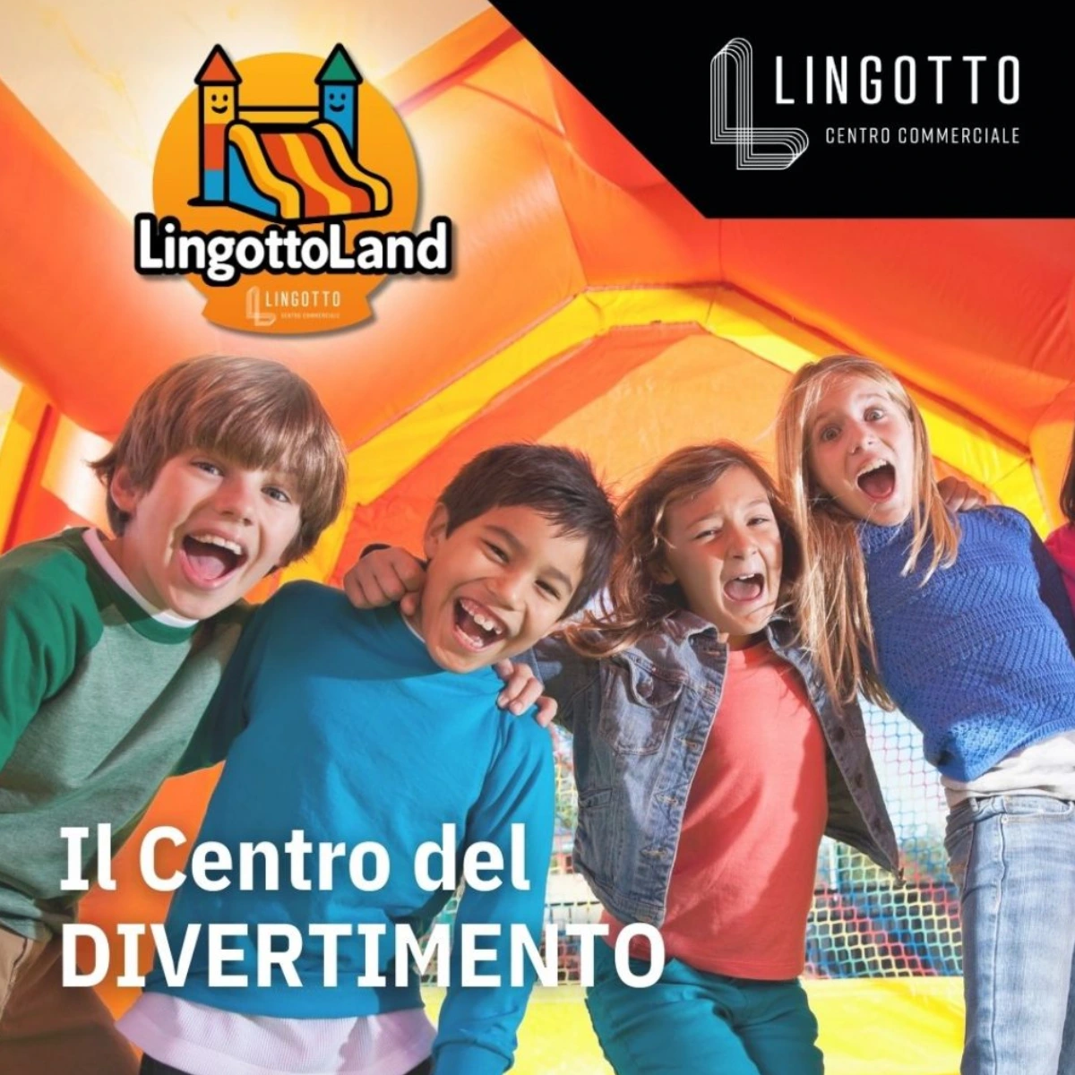 Gruppo di bambini che giocano insieme dentro un grande gonfiabile arancione al LingottoLand, spazio divertimento del Lingotto Torino.